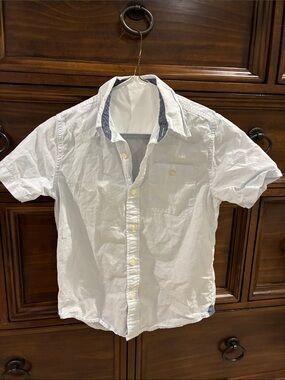 GAP White Short-Sleeve Button-Down Shirt w/light blue stripes